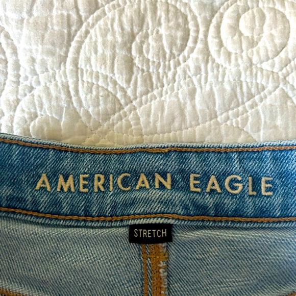 American Eagle high-waisted ripped mom jeans (SIZE 2 SHORT) - Picture 2 of 5